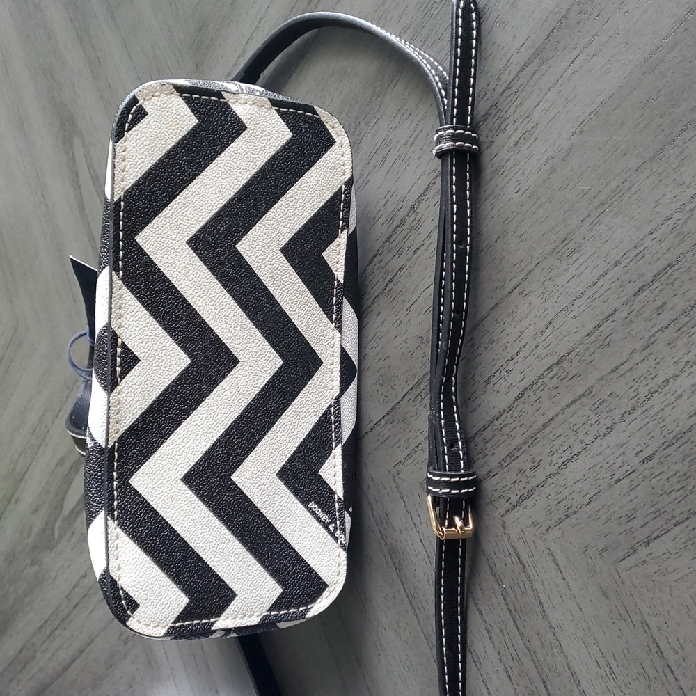 Dooney & Bourke Black and White Chevron Crossbody Bag - Picture 12 of 16